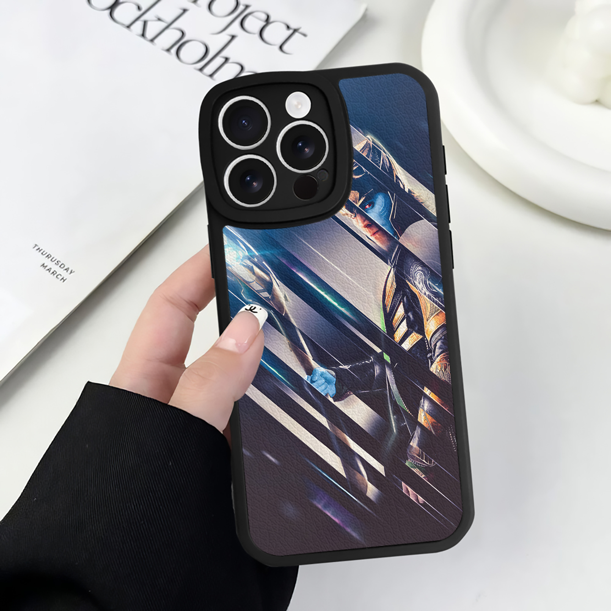 （画像用） アベンジャーズ The Avengers 【iPhone 16シリーズ対応】シリコンスマホケース（レザー調） 材質：シリコン